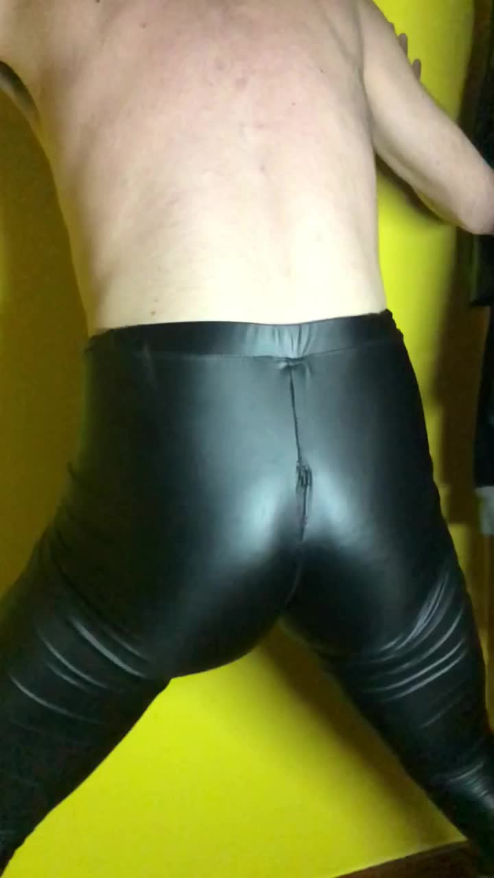 Crossdresser twerk in latex leggings