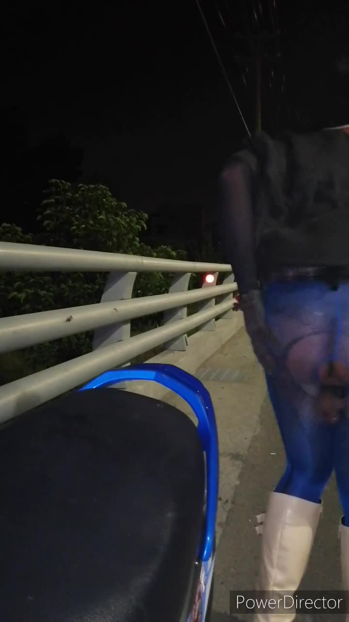 New skirt roadside cumshot (29:15)