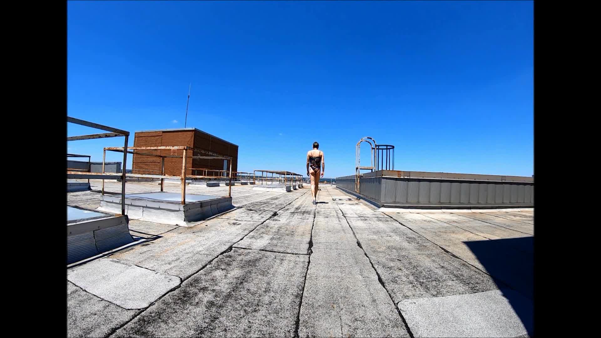 Bathing suit Strut 1